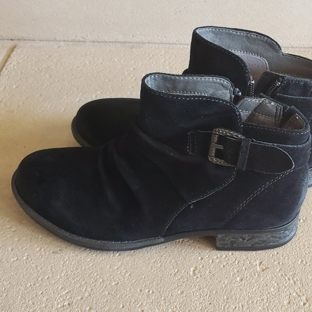 NWT EARTH AVANI2 SUEDE ANKLE BOOT 6M BLACK